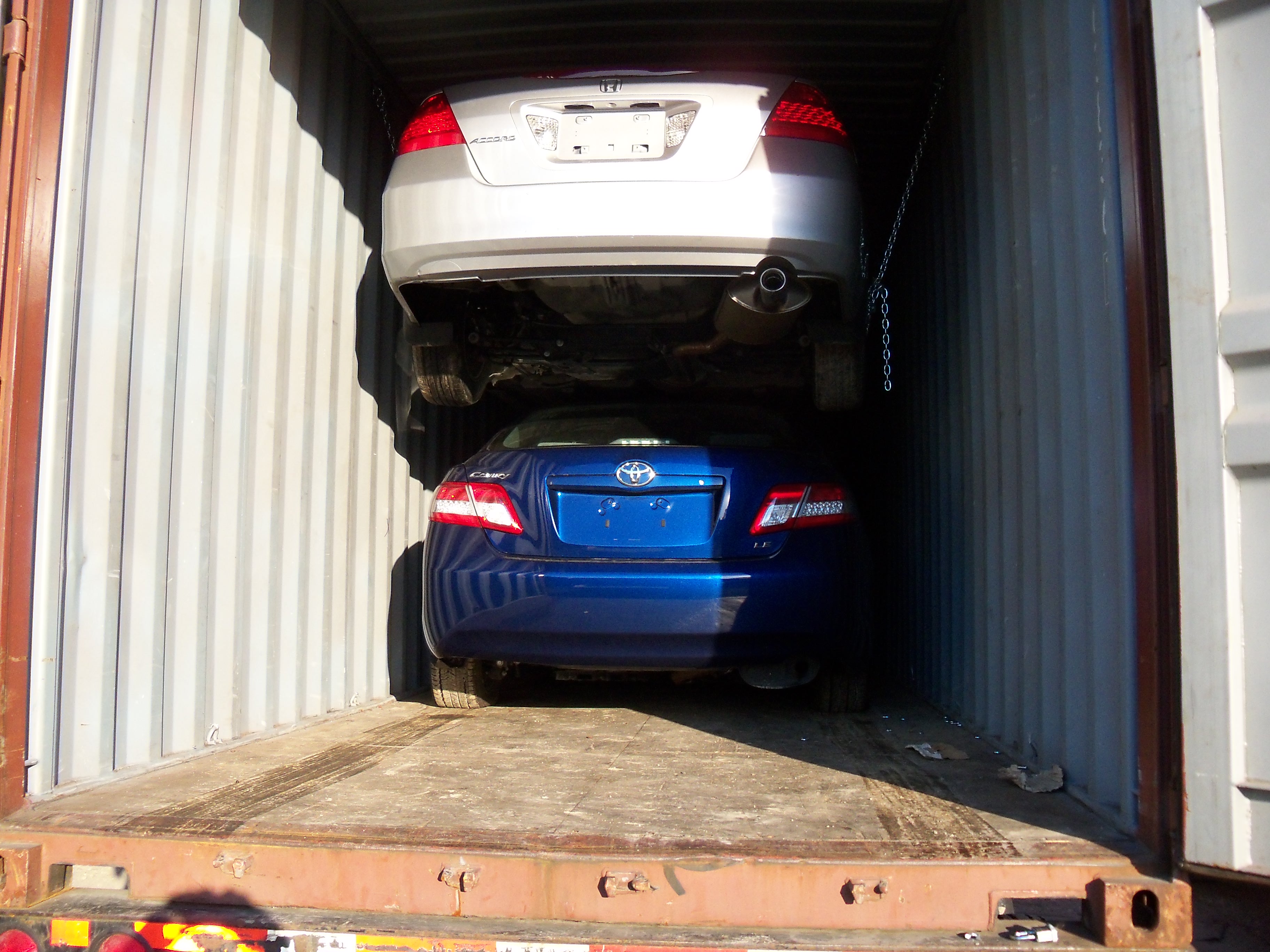 Car loading. БМВ В контейнере. Авто в контейнере. Синяя БМВ В контейнере.